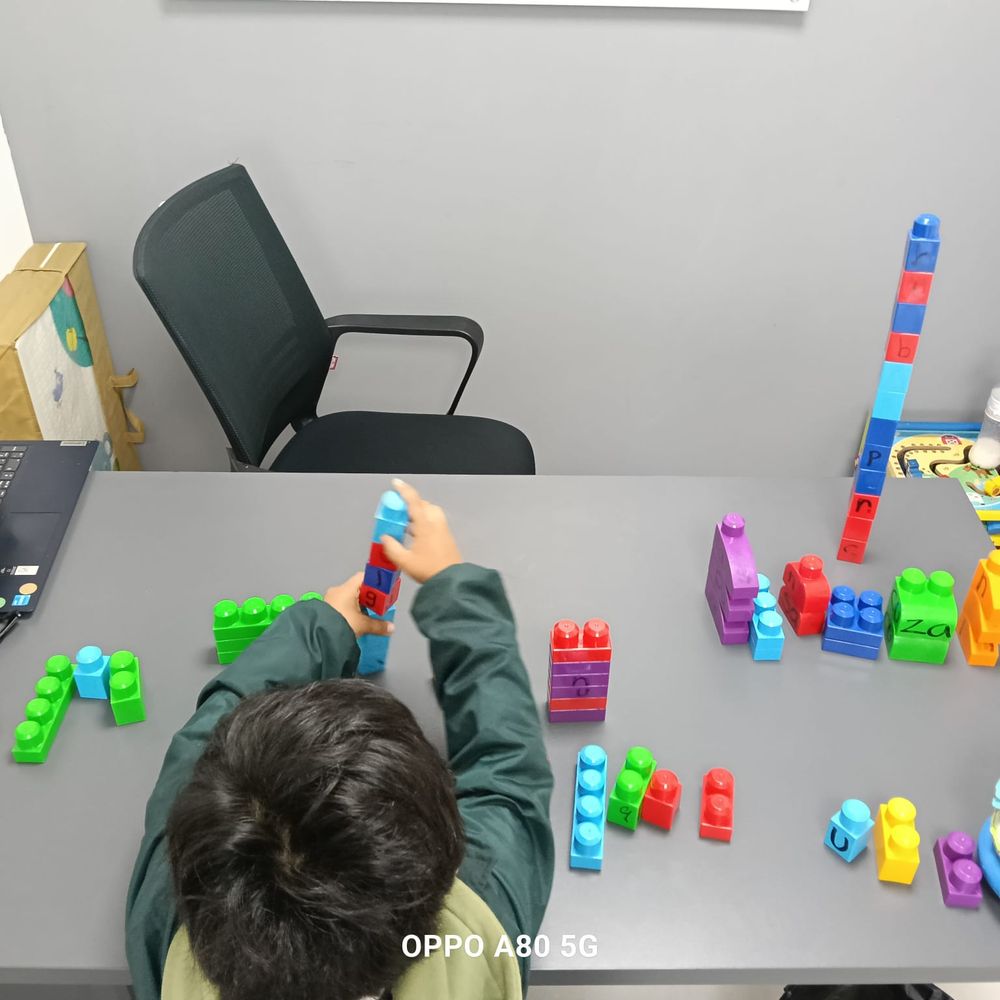 Niño formando palabras con bloques de letras
